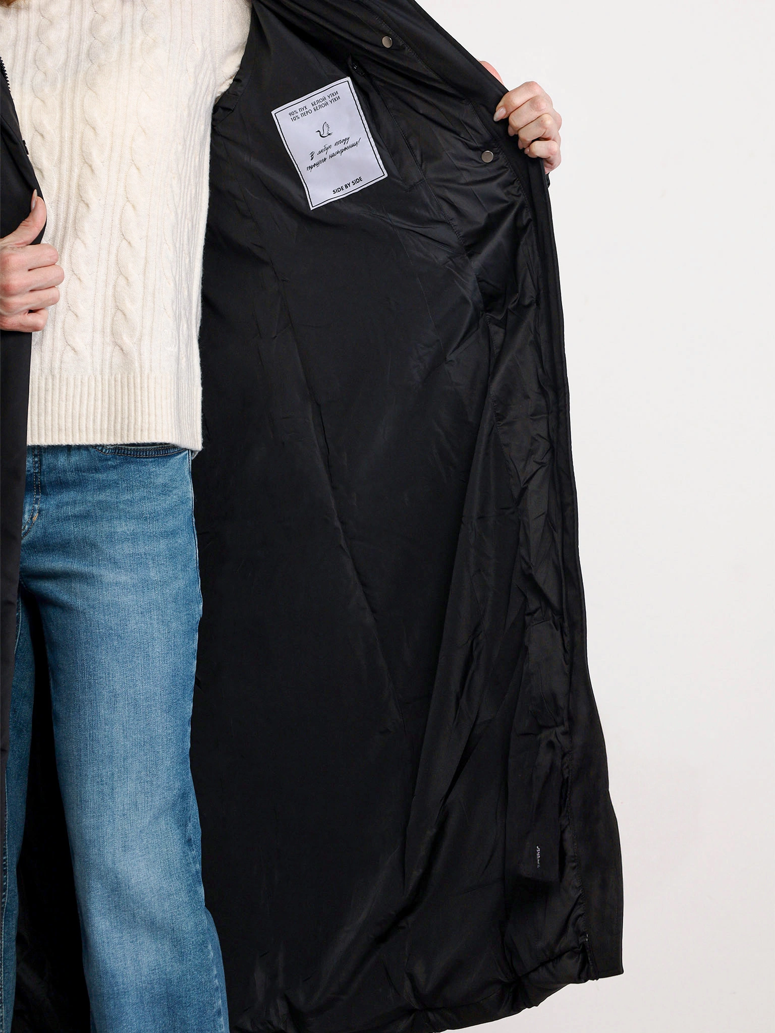 Пуховик черного цвета с капюшоном